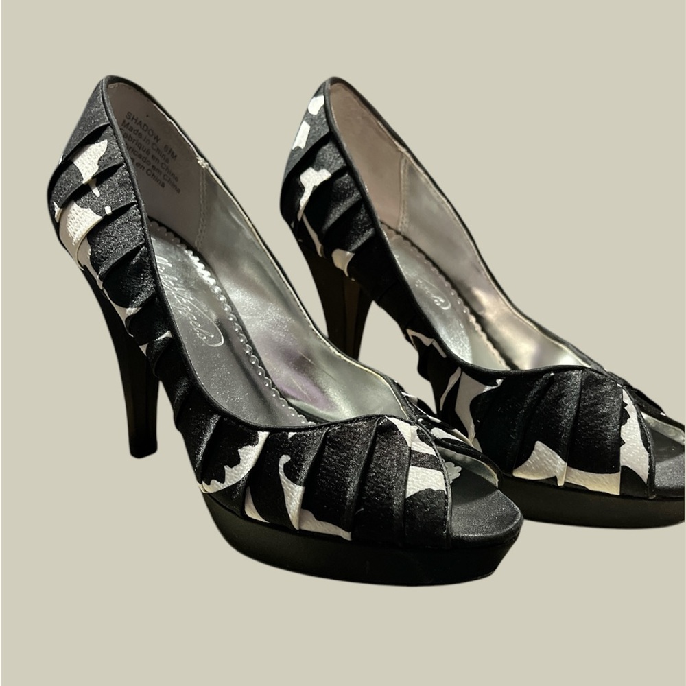 Sleek Black and White High Heels with Peep-Toe - Picture 3 of 12